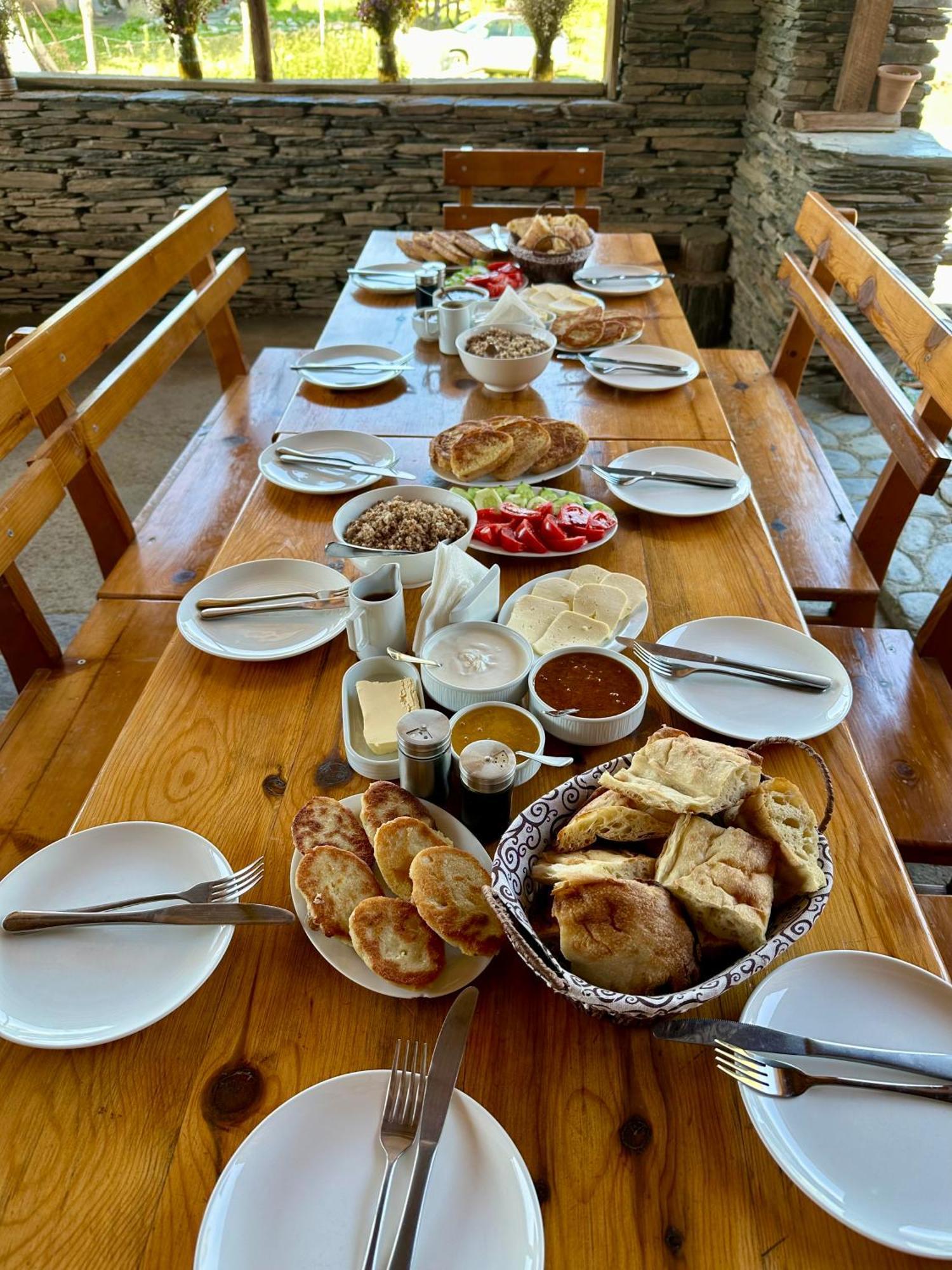 Guesthouse Lasharai Omalo Buitenkant foto